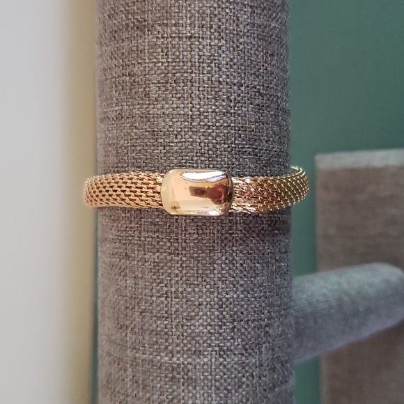 Vintage Beautiful Woven Gold Monet Magnetic clasp bracelet 8 in long - Picture 2 of 5